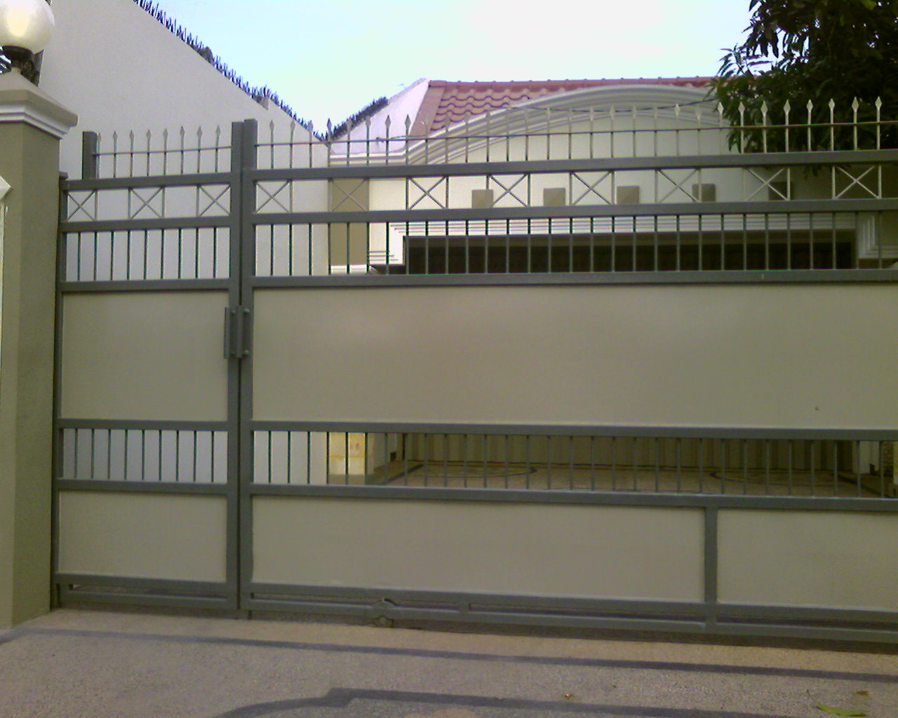 Hampir di setiap rumah diperumahan menengah dan atas, pagarnya bertema