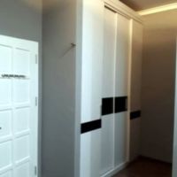 Damai lemari-baju-besar