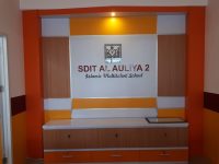 Interior sekolah SDIT Auliya dengan backdrop dan meja resepsionis