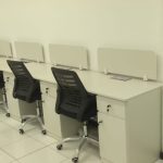Pemasangan meja cubical pada proyek interior kantor bandara yang dirancang untuk mendukung aktivitas kerja yang rapi, nyaman, dan efisien. Meja cubical pada interior kantor bandara dengan desain modern yang fungsional untuk area kerja operasional