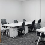 Dokumentasi pengerjaan interior kantor SWI di Samarinda oleh tim M Interior. Meja kerja custom pada proyek interior kantor SWI Samarinda