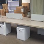 Pembuatan meja kerja cubical lengkap dengan partisi dan nakas penyimpanan untuk area kerja kantor bandara. Meja kerja cubical custom untuk interior kantor bandara dengan partisi dan nakas penyimpanan
